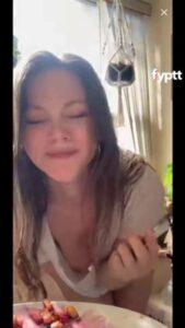 CUTE NIPPLE SLIP SHOWN ON LIVE TIKTOK WHILE THIS GIRLS EATING