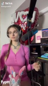 TIKTOK BOOBS SHOW COMPILATION WITH A FAMOUS HOT GIRL