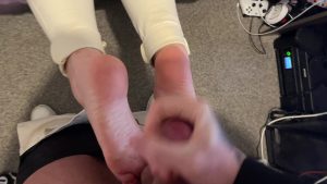 Cute Cumshot Toes by ceeceefox99