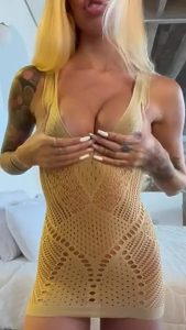 Model Solo Touching tits by luna grass