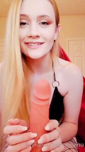 Miinuinu Dildo Sucking