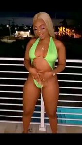 Pretty Green Twerk