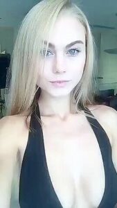Teens Snapchat On Vacation