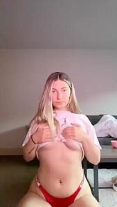 White Girl Teases Tits And Ass On Periscope